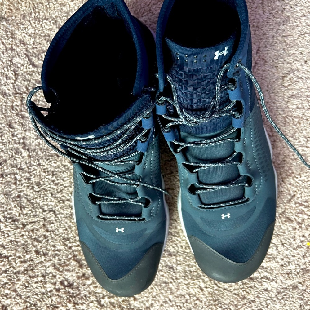 Navy blue Under Armour running shoes! Men’s 11